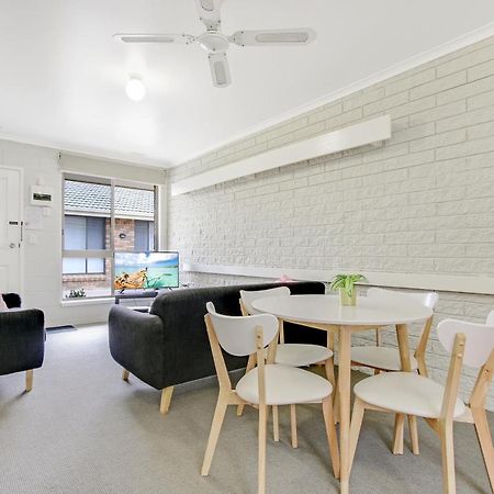 Hybiscus Waterfront Apartments Lakes Entrance Extérieur photo