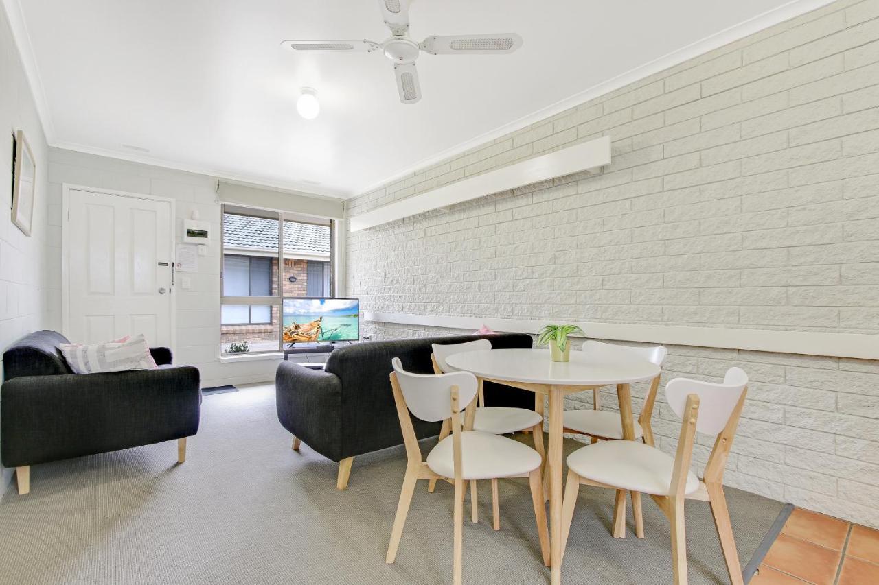 Hybiscus Waterfront Apartments Lakes Entrance Extérieur photo