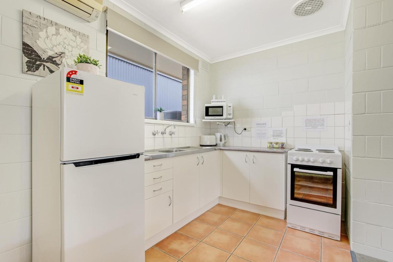 Hybiscus Waterfront Apartments Lakes Entrance Extérieur photo