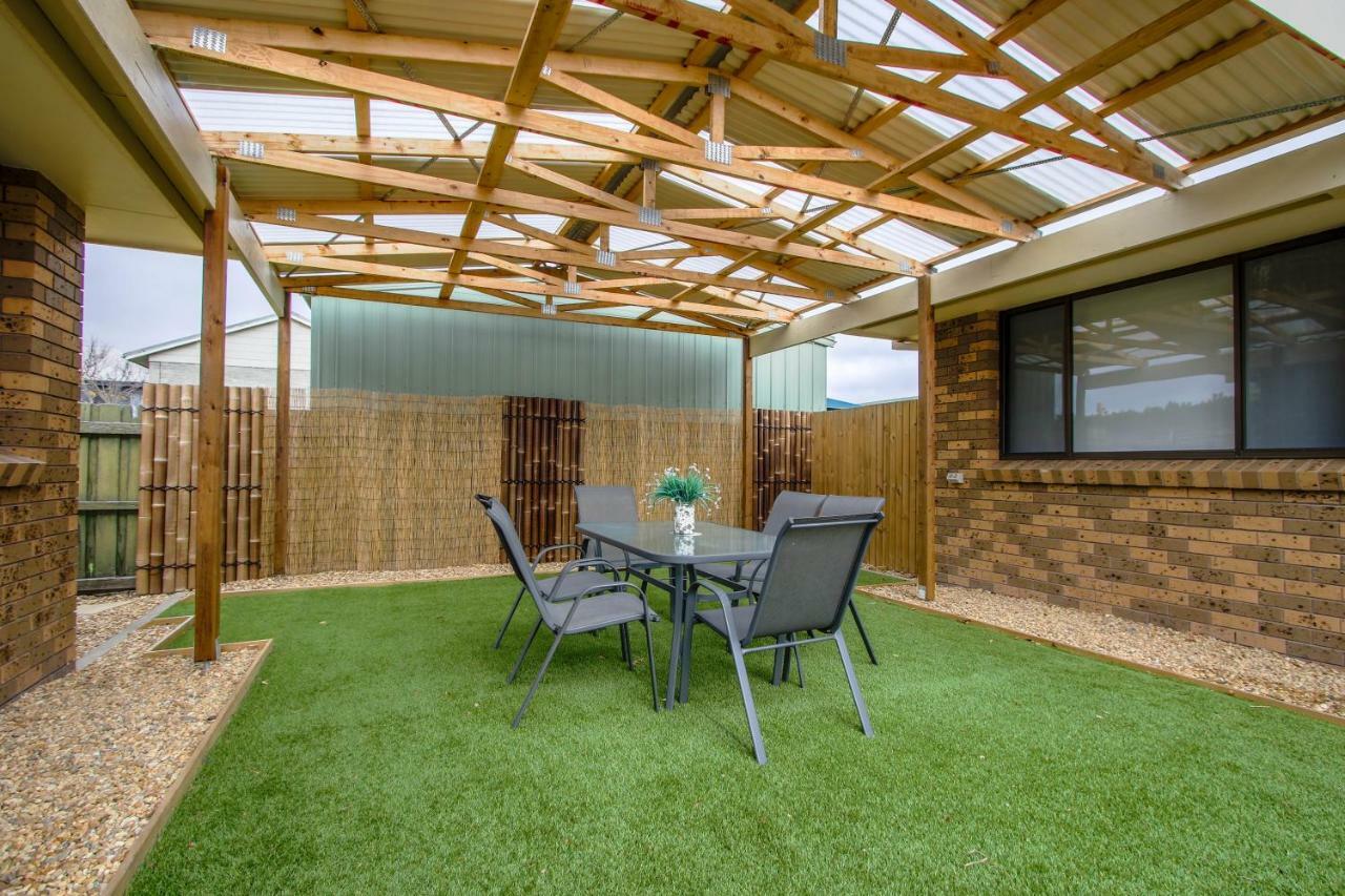 Hybiscus Waterfront Apartments Lakes Entrance Extérieur photo