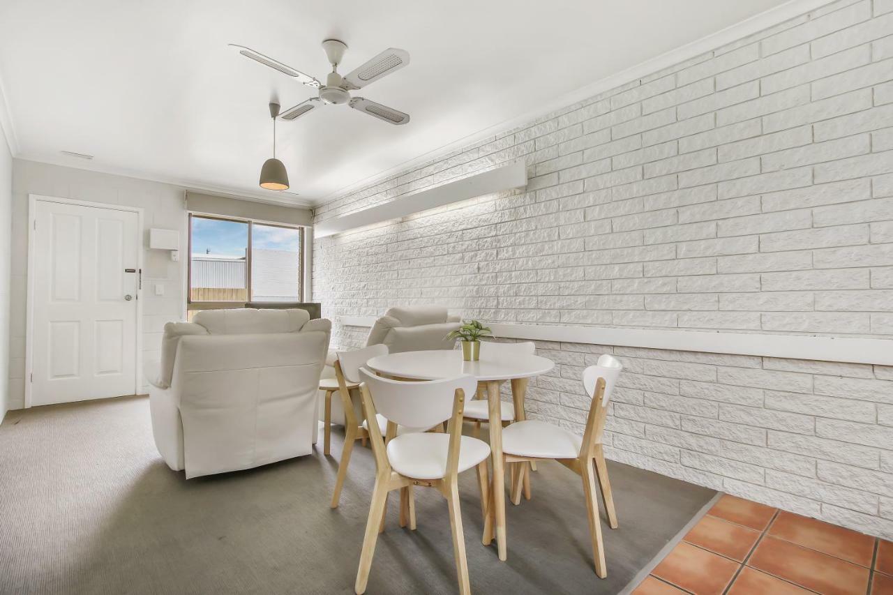 Hybiscus Waterfront Apartments Lakes Entrance Extérieur photo